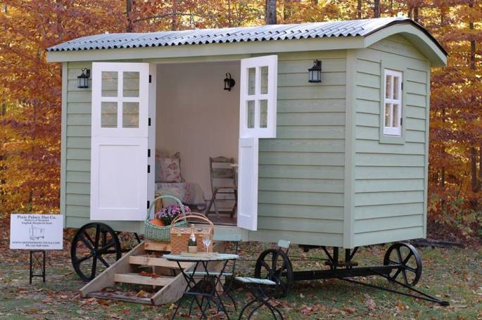20141206sa-shepherds-hut-wagon-retreat-tiny-house-exterior-example-004